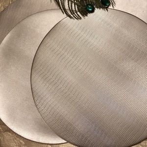 Silver color vinyl dining placemats (4)